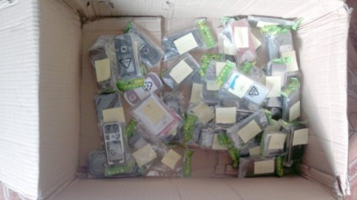 Captură în vamă: carcase de telefon şi cititoare de carduri